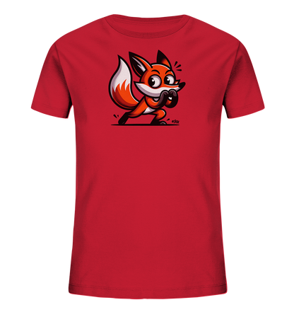 Onlineshop Shirts fuer Kinder - Das Bild zeigt ein leuchtend rotes T-Shirt fuer Kinder. Auf der Vorderseite ist eine grosse, farbige Cartoon-Illustration eines Fuchses zu sehen. Der Fuchs ist in einer spielerischen Pose dargestellt, hat grosse Augen und wirkt sehr lebendig. Das Motiv verleiht dem Shirt ein froehliches und ansprechendes Design.