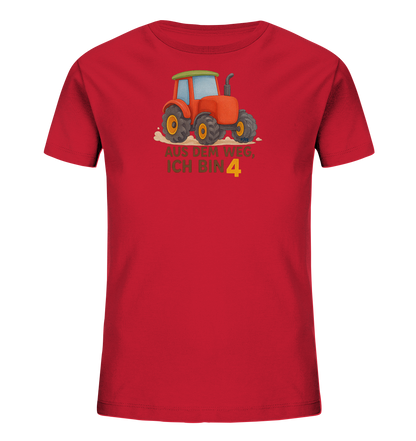 Onlineshop Shirts fuer Kinder - Das Bild zeigt ein rotes T-Shirt fuer Kinder mit einer Illustration eines orangefarbenen Traktors auf der Vorderseite. Der Traktor faehrt auf sandigem Untergrund und ist detailreich gezeichnet. Unter dem Traktor steht in gruener und gelber Schrift der Spruch "AUS DEM WEG, ICH BIN 4". Das Design wirkt robust und kindgerecht.