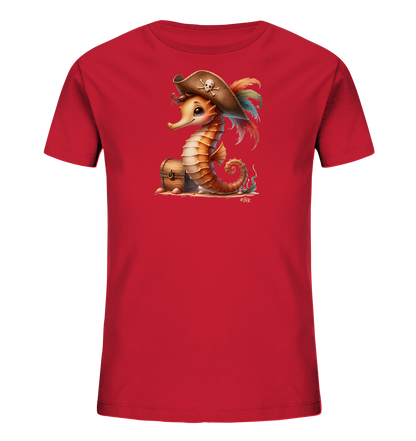 Onlineshop Shirts fuer Kinder - Das Bild zeigt ein rotes Kinder T-Shirt mit einem Comic-Motiv eines Seepferdchens im Piratenkostuem. Das Seepferdchen traegt einen Hut mit Totenkopf und sitzt neben einer Schatzkiste auf sandigem Untergrund. Das Design ist farbenfroh und maritim gestaltet, mit Federn am Hut und Elementen wie Sand und Muscheln.