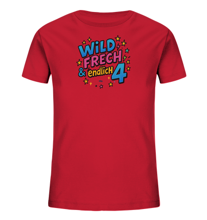 Onlineshop Shirts fuer Kinder - Das Bild zeigt ein rotes Kinder-T-Shirt mit einem farbenfrohen Aufdruck auf der Vorderseite. Der Aufdruck im Pop-Art-Stil zeigt die Woerter "WILD FRECH & endlich" in Blautoenen und Pink, akzentuiert durch Blitze und Sterne. Daneben steht die grosse Zahl 4 in Blau. Das gesamte Design ist lebendig und dynamisch.