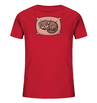 Onlineshop Shirts fuer Kinder - Das Bild zeigt ein rotes Kinder-T-Shirt mit einem niedlichen Tiermotiv auf der Vorderseite. Ein kleiner, brauner Otter schlaeft friedlich auf einem hellrosa Kissen, zusammengerollt und mit geschlossenen Augen. Das Design wirkt beruhigend und verspielt, ideal fuer kleine Traeumer. Es ist eine charmante Ergaenzung fuer die Kindergarderobe.