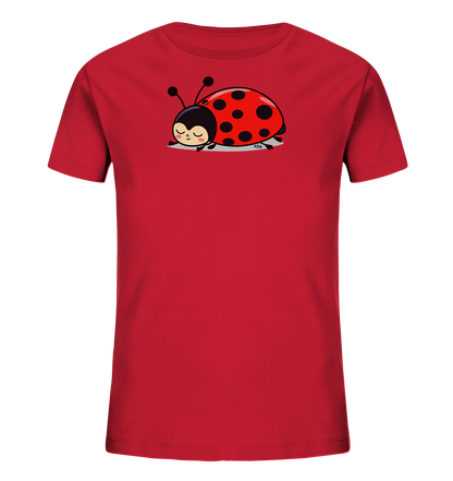 Onlineshop Shirts fuer Kinder - Das Bild zeigt ein rotes Kinder-T-Shirt mit einem niedlichen Motiv eines schlafenden Marienkaefers. Der Marienkaefer ist rot mit schwarzen Punkten und hat geschlossene Augen. Er liegt entspannt auf einem grauen Untergrund, was dem Design eine friedliche Ausstrahlung verleiht. Dieses T-Shirt praesentiert ein charmantes, ruhiges Tierbild.