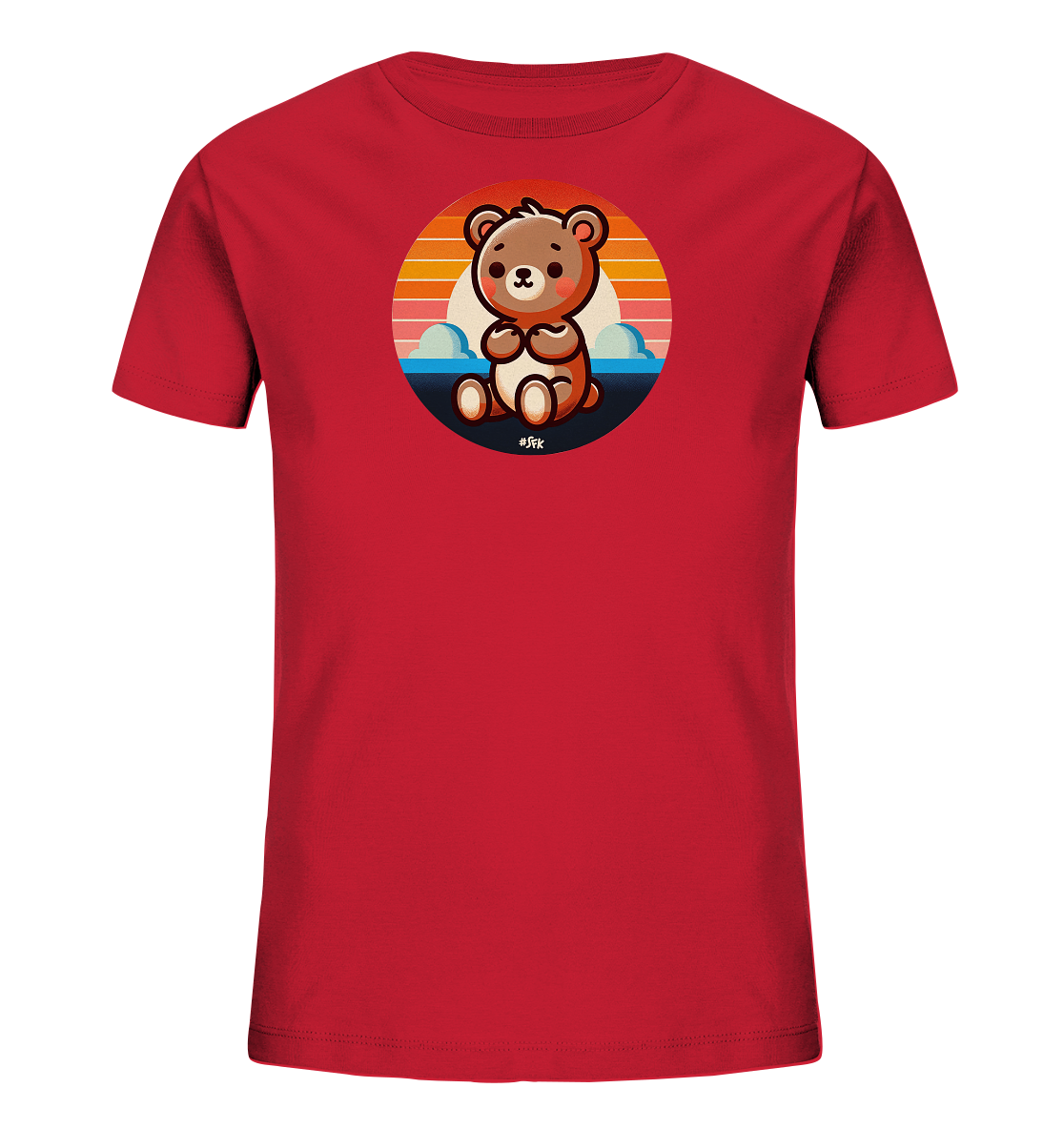 Onlineshop Shirts fuer Kinder - Das rote T-Shirt fuer Kinder zeigt ein rundes Motiv mit einem niedlichen Cartoon-Baeren. Der Baer sitzt vor einem stilisierten Sonnenuntergang mit Streifen in warmen Farben, ueber angedeuteten Bergen und Wasser. Das Design ist zentral auf der Vorderseite des Shirts platziert. Die Illustration wirkt freundlich und farbenfroh.