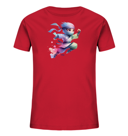 Onlineshop Shirts fuer Kinder - Das Bild zeigt ein rotes T-Shirt fuer Kinder mit einem dynamischen Motiv eines springenden Ninjas. Der Cartoon-Charakter traegt eine blaue Kopfbedeckung sowie einen weissen und gruenen Anzug. Farbige Spritzer in Blau, Pink und Lila umgeben die Figur, was dem Design eine lebhafte Wirkung verleiht. Das Shirt ist schlicht gehalten, um das Motiv hervorzuheben.