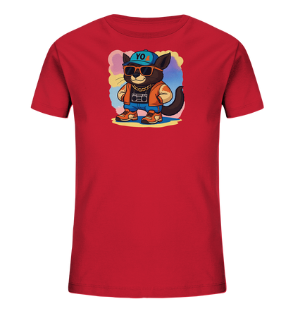 Onlineshop Shirts fuer Kinder - Das rote Kinder-T-Shirt zeigt eine coole Cartoon-Katze in Hip-Hop-Kleidung. Die Katze traegt eine Muetze mit "YO", Sonnenbrille, Goldkette, eine orange Jacke, Jeans und haelt einen Ghettoblaster. Der Hintergrund ist eine bunte Wolke aus Pastellfarben. Das Design wirkt frech und stylisch.