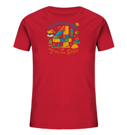 Onlineshop Shirts fuer Kinder - Das rote T-Shirt zeigt ein farbenfrohes Motiv zum Thema Bauen und Gestalten. Zentral ist eine grosse Zahl Vier, aufgebaut aus bunten Kloetzen. Um die Vier herum sind spielerische Elemente wie ein Lastwagen, Haeuser, Baeume und ein Bauhelm angeordnet. Darueber und darunter befindet sich passender Text.