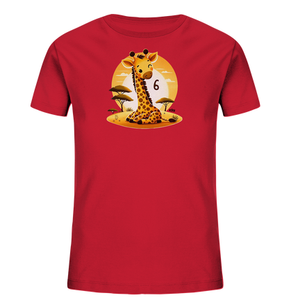Onlineshop Shirts fuer Kinder - Das Bild zeigt ein rotes Kinder-T-Shirt mit einer niedlichen Grafik. Darauf ist eine sitzende Cartoon-Giraffe in einer Savannenlandschaft dargestellt. Hinter der Giraffe befindet sich eine Sonne mit der Zahl '6'. Das Motiv ist farbenfroh und detailreich gestaltet.