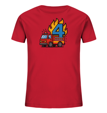 Onlineshop Shirts fuer Kinder - Das Bild zeigt ein rotes Kinder-T-Shirt mit einem lebhaften Druck. Zentral auf der Vorderseite ist eine Zeichentrick-Feuerwehr abgebildet. Dahinter ragt eine grosse blaue Zahl '4' empor, umgeben von lodernden Flammen in Gelb und Orange. Das Design ist detailreich und farbenfroh, ideal fuer junge Fans von Einsatzfahrzeugen.