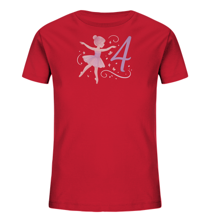 Onlineshop Shirts fuer Kinder - Das Bild zeigt ein rotes Kinder T-Shirt mit einer Balletttaenzerin in einem lila Kleid. Neben der Taenzerin ist die Zahl Vier in einer stilisierten, lila Schriftart dargestellt. Das Design ist von kleinen Sternen und Schmetterlingen sowie geschwungenen Linien umgeben, was ihm einen maerchenhaften Touch verleiht. Das gesamte Motiv ist zentral auf der Vorderseite des Shirts platziert.