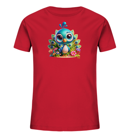 Onlineshop Shirts fuer Kinder - Das Bild zeigt ein leuchtend rotes T-Shirt fuer Kinder mit einem detaillierten Aufdruck in der Mitte. Der Druck zeigt einen niedlichen, stilisierten blauen Pfau mit aufgestellten Federn, der in einer floralen Umgebung sitzt. Um den Pfau herum befinden sich gruene Blaetter und verschiedene bunte Blumen. Dieses Design wirkt verspielt und farbenfroh.