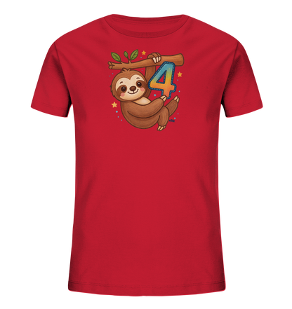 Onlineshop Shirts fuer Kinder - Das Bild zeigt ein leuchtend rotes Kinder-T-Shirt mit einem bezaubernden Druck. Darauf ist ein laechelndes Faultier zu sehen, das an einem Ast haengt. Neben dem Faultier ist die Zahl '4' in bunten Farbtoenen gestaltet, umgeben von Sternen und Punkten. Dieses Design ist verspielt und froehlich.