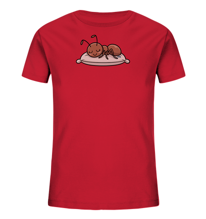 Onlineshop Shirts fuer Kinder - Das Bild praesentiert ein rotes T-Shirt fuer Kinder. Auf der Vorderseite ist eine niedliche, braune Ameise abgebildet, die friedlich auf einem hellen Kissen schlaeft. Die Ameise hat geschlossene Augen und eine entspannte Koerperhaltung. Das Motiv verleiht dem Shirt eine ruhige und verspielte Note.