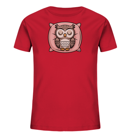 Onlineshop Shirts fuer Kinder - Das rote T-Shirt zeigt eine niedliche Eule, die gemuetlich auf einem rosa Kissen schlaeft. Die Eule hat geschlossene Augen und ist in braunen sowie beigen Toenen gehalten. Das Motiv ist zentriert auf der Vorderseite des Shirts platziert. Dieses Design verleiht dem T-Shirt einen beruhigenden und ansprechenden Charakter fuer Kinder.