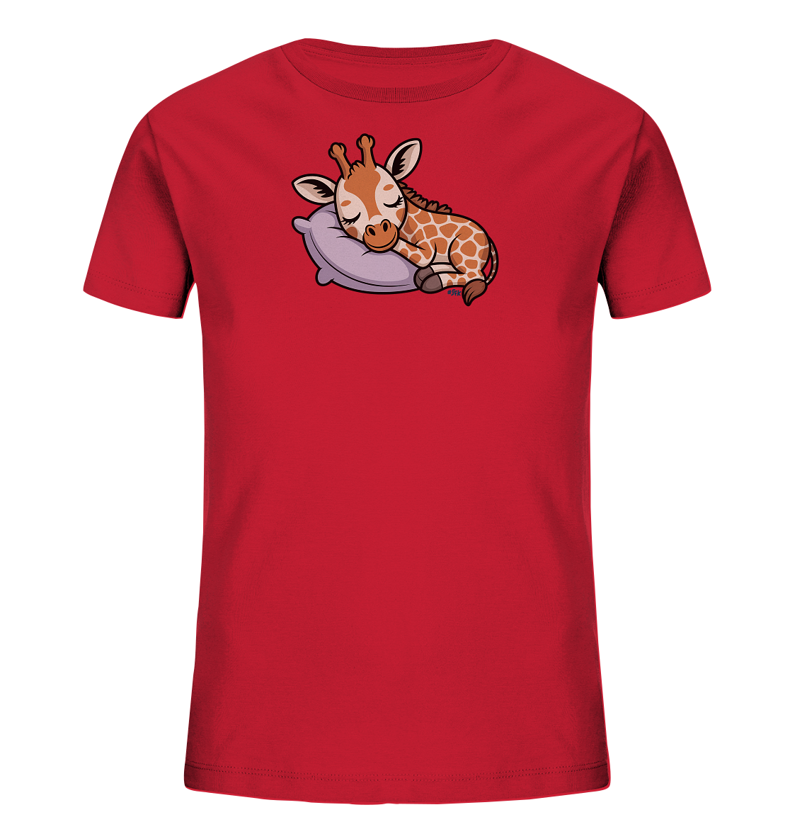 Onlineshop Shirts fuer Kinder - Das Bild zeigt ein rotes Kinder-T-Shirt mit einem niedlichen Print auf der Vorderseite. Darauf ist eine schlafende Giraffe abgebildet, die gemuetlich auf einem lilafarbenen Kissen liegt. Die Giraffe hat braune Flecken und geschlossene Augen, was einen ruhigen und friedlichen Ausdruck vermittelt. Das Design ist verspielt und farbenfroh, ideal fuer Kinder.
