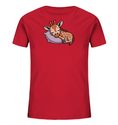 Onlineshop Shirts fuer Kinder - Das Bild zeigt ein rotes Kinder-T-Shirt mit einem niedlichen Print auf der Vorderseite. Darauf ist eine schlafende Giraffe abgebildet, die gemuetlich auf einem lilafarbenen Kissen liegt. Die Giraffe hat braune Flecken und geschlossene Augen, was einen ruhigen und friedlichen Ausdruck vermittelt. Das Design ist verspielt und farbenfroh, ideal fuer Kinder.