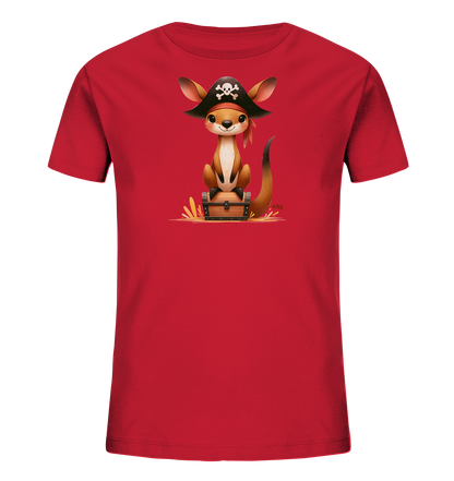 Onlineshop Shirts fuer Kinder - Dieses rote T-Shirt fuer Kinder zeigt ein lustiges Motiv eines Kaengurus als Pirat. Das Kaenguru traegt einen Piratenhut mit Totenkopf und eine rote Bandana. Es sitzt auf einer detailreich gestalteten Schatzkiste, umgeben von angedeuteter Vegetation. Das Design ist farbenfroh und verspielt.