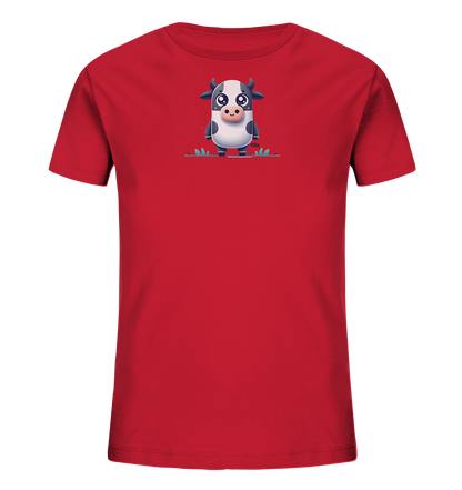 Onlineshop Shirts fuer Kinder - Das Bild zeigt ein leuchtend rotes Kinder-T-Shirt. Auf der Vorderseite befindet sich eine niedliche Cartoon-Illustration einer Kuh. Die Kuh ist schwarz-weiss mit freundlichen Augen und steht auf gruenem Gras. Dieses Design verleiht dem Shirt einen verspielten und ansprechenden Charakter.