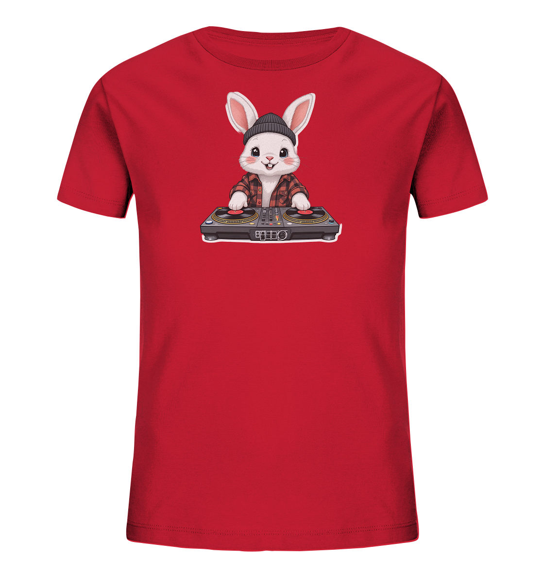 Onlineshop Shirts fuer Kinder - Das Bild zeigt ein rotes Kinder-T-Shirt mit einem niedlichen DJ-Hasen-Motiv auf der Vorderseite. Der Hase traegt eine schwarze Muetze und ein rot-schwarz kariertes Hemd. Er steht hinter einem DJ-Mischpult mit zwei Plattenspielern und hat einen freundlichen Ausdruck. Das Design wirkt verspielt und modern.