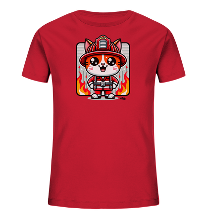 Onlineshop Shirts fuer Kinder - Das Bild zeigt ein leuchtend rotes Kinder-T-Shirt mit einem einzigartigen Aufdruck auf der Vorderseite. Das Motiv stellt eine niedliche, cartoonhafte Katze in einer kompletten Feuerwehrmaenner-Uniform dar. Die Katze traegt einen roten Helm und steht vor einem Hintergrund mit stilisierten Flammen. Dieses Design verleiht dem Shirt einen mutigen und verspielten Look.