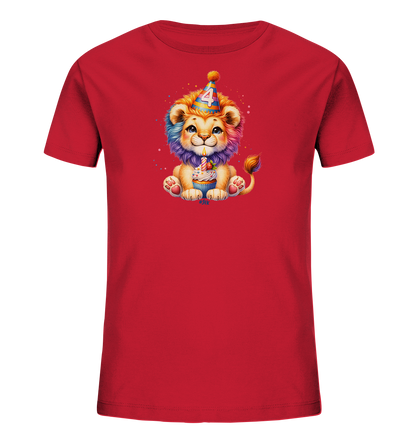 Onlineshop Shirts für Kinder - Das Bild zeigt ein rotes Kinder-T-Shirt mit einem niedlichen Druck auf der Vorderseite. Der Druck zeigt einen kleinen Löwenwelpen mit bunter Mähne, der einen Partyhut mit der Zahl '4' trägt. Der Löwe hält einen Cupcake mit einer brennenden Kerze, umgeben von bunten Konfetti-Elementen. Dieses Design ist perfekt für einen vierten Geburtstag geeignet.