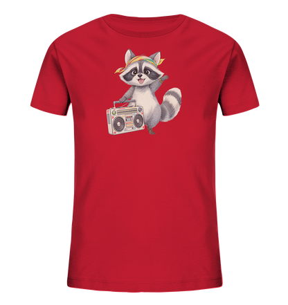 Onlineshop Shirts fuer Kinder - Das Bild zeigt ein leuchtend rotes T-Shirt fuer Kinder. Darauf ist ein froehlicher, cartoonartiger Waschbaer abgebildet, der ein buntes Stirnband traegt. Der Waschbaer haelt eine klassische Boombox und scheint Musik zu geniessen. Das Design wirkt verspielt und lebendig.