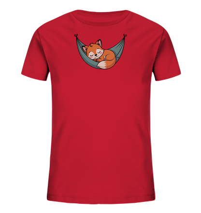 Onlineshop Shirts fuer Kinder - Das Bild zeigt ein rotes Kinder-T-Shirt mit einem niedlichen Motiv eines schlafenden Fuchses. Der Fuchs liegt eingerollt in einer Haengematte, die an beiden Enden mit kleinen Herzformen befestigt ist. Das Design wirkt ruhig und gemuetlich, ideal fuer ein verspieltes Kinderoutfit.