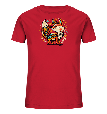 Onlineshop Shirts fuer Kinder - Das Bild zeigt ein rotes Kinder-T-Shirt mit einer detaillierten Illustration eines Fuchses. Der Fuchs ist in einem dekorativen Stil gestaltet, mit bunten Mustern auf Koerper und Schwanz in Orange-, Gelb- und Blautoenen. Er sitzt ruhig in einem Kreis mit passenden abstrakten Elementen und geschlossenen Augen. Das Design wirkt verspielt und kunstvoll.