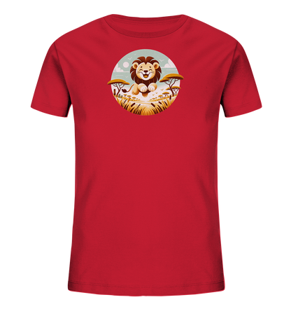 Onlineshop Shirts fuer Kinder - Das Bild zeigt ein rotes T-Shirt mit einem runden Druck auf der Vorderseite. Der Druck zeigt einen lachenden Cartoon-Loewen. Dieser sitzt inmitten einer afrikanischen Savannenlandschaft mit Graesern und Baeumen unter einem hellblauen Himmel. Das Design ist farbenfroh und wirkt sehr freundlich.