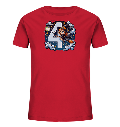 Onlineshop Shirts fuer Kinder - Das Bild zeigt ein rotes Kinder-T-Shirt mit einer zentralen Grafik. Die Grafik umfasst eine grosse Zahl 4 in heller Farbe, die vor einem Sternenhimmel mit Wolken platziert ist. Eine Cartoon-Hexe fliegt auf einem Besen prominent vor der Zahl 4. Weitere Details wie eine Trankflasche, Fledermaeuse und Sterne ergaenzen das verspielte Design.