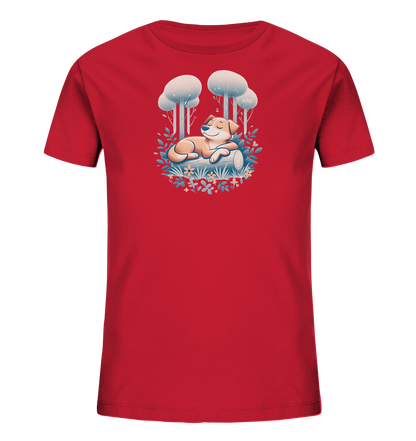 Onlineshop Shirts fuer Kinder - Das Bild zeigt ein rotes Kinder-T-Shirt mit einem aufgedruckten Motiv. Das Motiv stellt einen entspannten Hund dar, der auf einem Baumstamm liegt. Er ist umgeben von Pflanzen, Blumen und stilisierten Baeumen. Die Szene vermittelt eine ruhige Atmosphaere.