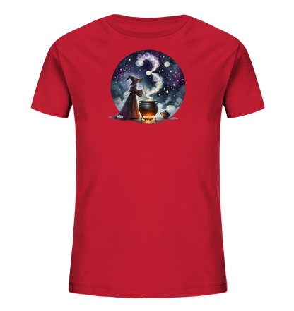 Onlineshop Shirts fuer Kinder - Das Bild zeigt ein rotes T-Shirt fuer Kinder mit einem runden Motiv. Es stellt einen Zauberer dar, der einen sprudelnden Kessel unter einem Nachthimmel mit Sternen und Mond ruehrt. Aus dem Kessel steigt Rauch oder Dampf in Form der Zahl Drei auf. Die Szene hat einen mystischen und kindgerechten Charakter.