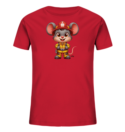 Onlineshop Shirts fuer Kinder - Ein rotes Kinder-T-Shirt ist mit einer niedlichen Cartoon-Maus bedruckt. Die Maus traegt eine komplette Feuerwehrausruestung bestehend aus Helm und Uniform. Sie steht aufrecht mit einem freundlichen Ausdruck auf dem Shirt. Das Design wirkt spielerisch und kindgerecht.