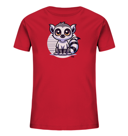 Onlineshop Shirts fuer Kinder - Das Bild zeigt ein rotes T-Shirt fuer Kinder mit einem niedlichen Cartoon-Lemur-Druck auf der Vorderseite. Der Lemur sitzt in der Mitte des Shirts, hat grosse, runde Augen und einen charakteristischen schwarz-weiss gestreiften Schwanz. Hinter der Figur ist ein hellgrau und weiss gestreifter Kreis abgebildet. Das Motiv ist farbenfroh und kindgerecht gestaltet.