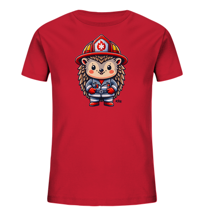 Onlineshop Shirts fuer Kinder - Das Bild zeigt ein rotes Kinder-T-Shirt. Auf der Vorderseite ist eine Illustration eines suessen Igels in einer Feuerwehrmontur abgebildet. Der Igel traegt einen roten Helm und eine graue Uniform mit blauen Streifen. Das Design ist detailreich und freundlich gestaltet.