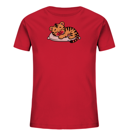Onlineshop Shirts fuer Kinder - Das Bild zeigt ein rotes Kinder-T-Shirt mit einem niedlichen Motiv auf der Vorderseite. Darauf ist ein schlafender, orangefarbener Tigerwelpe abgebildet, der gemuetlich auf einem hellen Kissen liegt. Das Design ist in einem freundlichen Cartoon-Stil gehalten und wirkt sehr friedlich. Die liegende Position des Tigers verleiht dem Shirt einen beruhigenden Charakter.