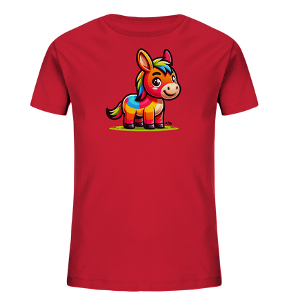 Onlineshop Shirts fuer Kinder - Dieses rote Kinder-T-Shirt zeigt eine farbenfrohe Illustration eines freundlichen Esels. Der Esel ist im Cartoon-Stil gestaltet und traegt leuchtende Regenbogenfarben auf seinem Koerper, seiner Maehne und seinem Schweif. Er steht auf einer kleinen gruenen Flaeche. Das Motiv verleiht dem Shirt eine froehliche und kindgerechte Ausstrahlung.