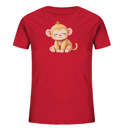 Onlineshop Shirts fuer Kinder - Das Bild zeigt ein leuchtend rotes Kinder-T-Shirt. Auf der Vorderseite ist eine detailreiche Illustration eines niedlichen, hellbraunen Affen zu sehen. Der Affe sitzt entspannt mit geschlossenen Augen und einem friedlichen Ausdruck. Das Motiv verleiht dem Shirt einen liebenswerten und verspielten Charakter.