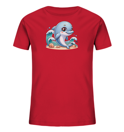 Onlineshop Shirts fuer Kinder - Das Bild zeigt ein rotes Kinder-T-Shirt mit einem froehlichen Druck auf der Vorderseite. Zu sehen ist ein niedlicher, blauer Cartoon-Delfin, der in stilisierten Wellen schwimmt. Muscheln und Sand sind ebenfalls im Motiv dargestellt, was eine sommerliche Szene am Strand oder im Meer zeigt. Das Design ist farbenfroh und kindgerecht gestaltet.