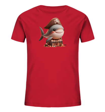 Onlineshop Shirts fuer Kinder - Dieses rote Kinder-T-Shirt zeigt ein lustiges Motiv eines Cartoon-Hais mit Piratenhut. Der freundliche Hai sitzt auf einer Schatzkiste, umgeben von Muscheln und Sand. Das Design ist farbenfroh und detailliert.