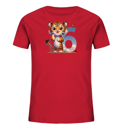 Onlineshop Shirts fuer Kinder - Das rote Kinder T-Shirt praesentiert eine farbenfrohe Illustration eines niedlichen Cartoon-Tigers auf der Vorderseite. Der Tiger steht und gibt einen Daumen hoch, waehrend er laechelt. Hinter der Figur befindet sich eine grosse Zahl '6', die mit einem Himmel-und-Wolken-Muster gefuellt ist. Ein kleiner orangefarbener Schmetterling fliegt oberhalb der Zahl.