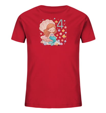 Onlineshop Shirts fuer Kinder - Auf diesem roten T-Shirt fuer Kinder ist eine niedliche Meerjungfrau abgebildet. Sie sitzt entspannt in einer Muschel, umgeben von kleinen Seesternen, Fischen und Muscheln. Daneben befindet sich die Zahl '4', die aus blauen Perlen zu bestehen scheint. Das Motiv ist farbenfroh und thematisch passend fuer Meeresliebhaber.