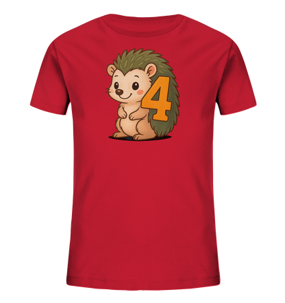 Onlineshop Shirts fuer Kinder - Das Bild zeigt ein rotes T-Shirt mit einem suessen Cartoon-Igel auf der Vorderseite. Der Igel, dargestellt mit braunem Fell und gruenen Stacheln, sitzt laechelnd neben der grossen, orangefarbenen Zahl '4'. Dieses verspielte Motiv eignet sich besonders gut fuer Kinder. Das Design ist klar und ansprechend gestaltet.