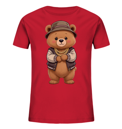 Onlineshop Shirts fuer Kinder - Das rote Kinder-T-Shirt zeigt einen niedlichen Cartoon-Baeren in der Mitte der Vorderseite. Der Baer traegt einen braunen Hut, eine zweifarbige Bomberjacke und eine goldene Halskette. Er steht aufrecht mit verschraenkten Pfoten und einem freundlichen Gesichtsausdruck. Dieses Motiv verleiht dem Shirt einen laessigen und verspielten Charakter.