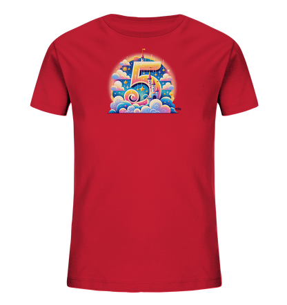 Onlineshop Shirts für Kinder - Das Bild zeigt ein rotes Kinder-T-Shirt mit einem aufwendigen grafischen Druck auf der Vorderseite. Das Design zentriert sich um eine große, mehrfarbige '5', die mit einem Märchenschloss, Wolken und Sternen verschmilzt. Die Illustration ist sehr farbenfroh und detailreich, mit Verläufen und leuchtenden Akzenten. Dieses verspielte Motiv eignet sich besonders für Kindergeburtstage oder als alltägliches Kleidungsstück.