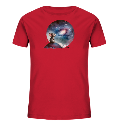 Onlineshop Shirts für Kinder - Das Bild zeigt ein rotes Kinder-T-Shirt. Auf der Vorderseite befindet sich eine runde Grafik, die eine kleine Maus darstellt, die auf einem Hügel sitzt. Die Maus blickt in einen detailreichen Nachthimmel mit Sternen und einer Galaxie. Das künstlerische Design verleiht dem Shirt eine verträumte und ansprechende Optik.