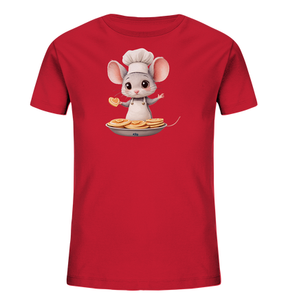 Onlineshop Shirts fuer Kinder - Das Bild zeigt ein rotes Kinder-T-Shirt mit einer niedlichen, grauen Kochmaus. Die Maus traegt eine weisse Kochmuetze und Schuerze und haelt ein kleines herzfoermiges Gebaeckstueck. Vor ihr steht eine Pfanne gefuellt mit mehreren goldbraunen Pfannkuchen. Das Design wirkt verspielt und liebevoll, ideal fuer kleine Feinschmecker.