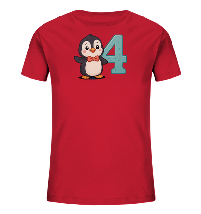 Onlineshop Shirts fuer Kinder - Das Bild zeigt ein rotes T-Shirt fuer Kinder mit einer niedlichen Illustration auf der Vorderseite. Zu sehen ist ein Pinguin mit roter Fliege, der neben einer grossen, strukturierten Zahl '4' in Hellblau steht. Das Design ist kindgerecht und farbenfroh auf dem Shirt platziert.