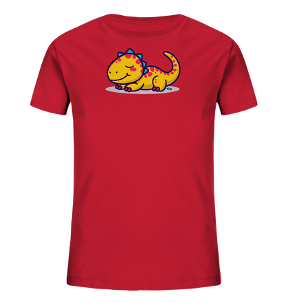 Onlineshop Shirts fuer Kinder - Das Bild zeigt ein leuchtend rotes T-Shirt fuer Kinder. Auf der Vorderseite befindet sich eine niedliche gelbe Cartoon-Dinosaurier-Illustration. Der Dinosaurier liegt entspannt da, hat rosafarbene Punkte und blaue Zacken auf dem Ruecken sowie geschlossene Augen, was ihm einen friedlichen Ausdruck verleiht. Dieses Design ist verspielt und ansprechend fuer kleine Kinder.