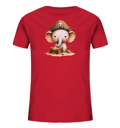Onlineshop Shirts fuer Kinder - Das Bild zeigt ein rotes T-Shirt fuer Kinder. Auf der Vorderseite ist ein niedlicher Baby-Elefant abgebildet, der einen Piratenhut mit Totenkopf traegt. Er sitzt neben einer kleinen, geoeffneten Schatztruhe auf sandigem Boden, umgeben von Muscheln und Pflanzen. Das Design ist verspielt und fantasievoll, passend fuer kleine Abenteurer.