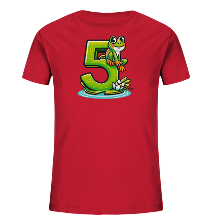 Onlineshop Shirts für Kinder - Das Bild zeigt ein rotes T-Shirt für Kinder mit einem farbenfrohen Aufdruck auf der Vorderseite. Das Motiv stellt eine grüne Cartoon-Froschfigur dar, die auf einer großen, stilisierten grünen Zahl '5' sitzt. Unter der Zahl sind Wasserelemente und eine weiße Seerose abgebildet. Das Design ist verspielt und ansprechend für Kinder.